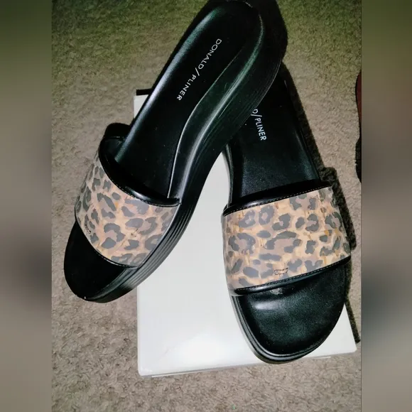 Donald J Pliner (Size 8) Leopard Animal Print Fiji Wedge Thong Platform Sandals