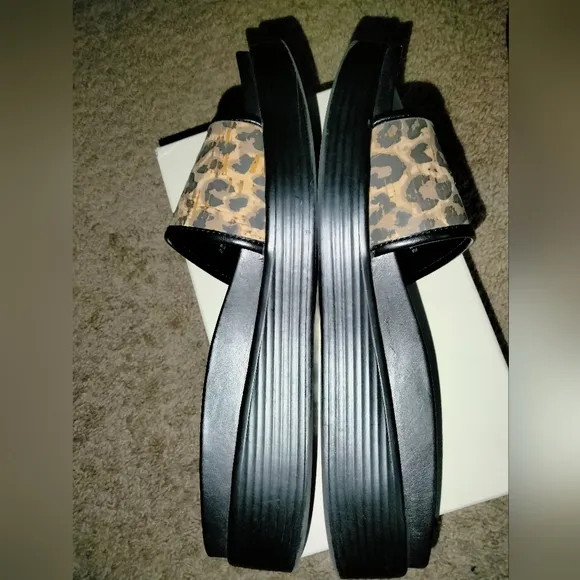 Donald J Pliner (Size 8) Leopard Animal Print Fiji Wedge Thong Platform Sandals