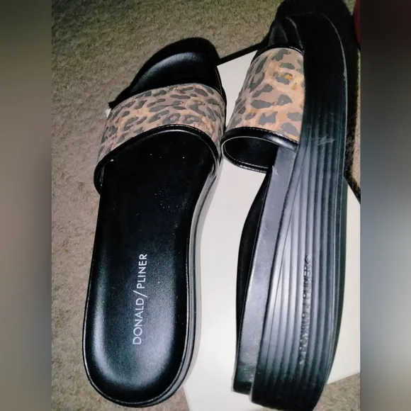 Donald J Pliner (Size 8) Leopard Animal Print Fiji Wedge Thong Platform Sandals