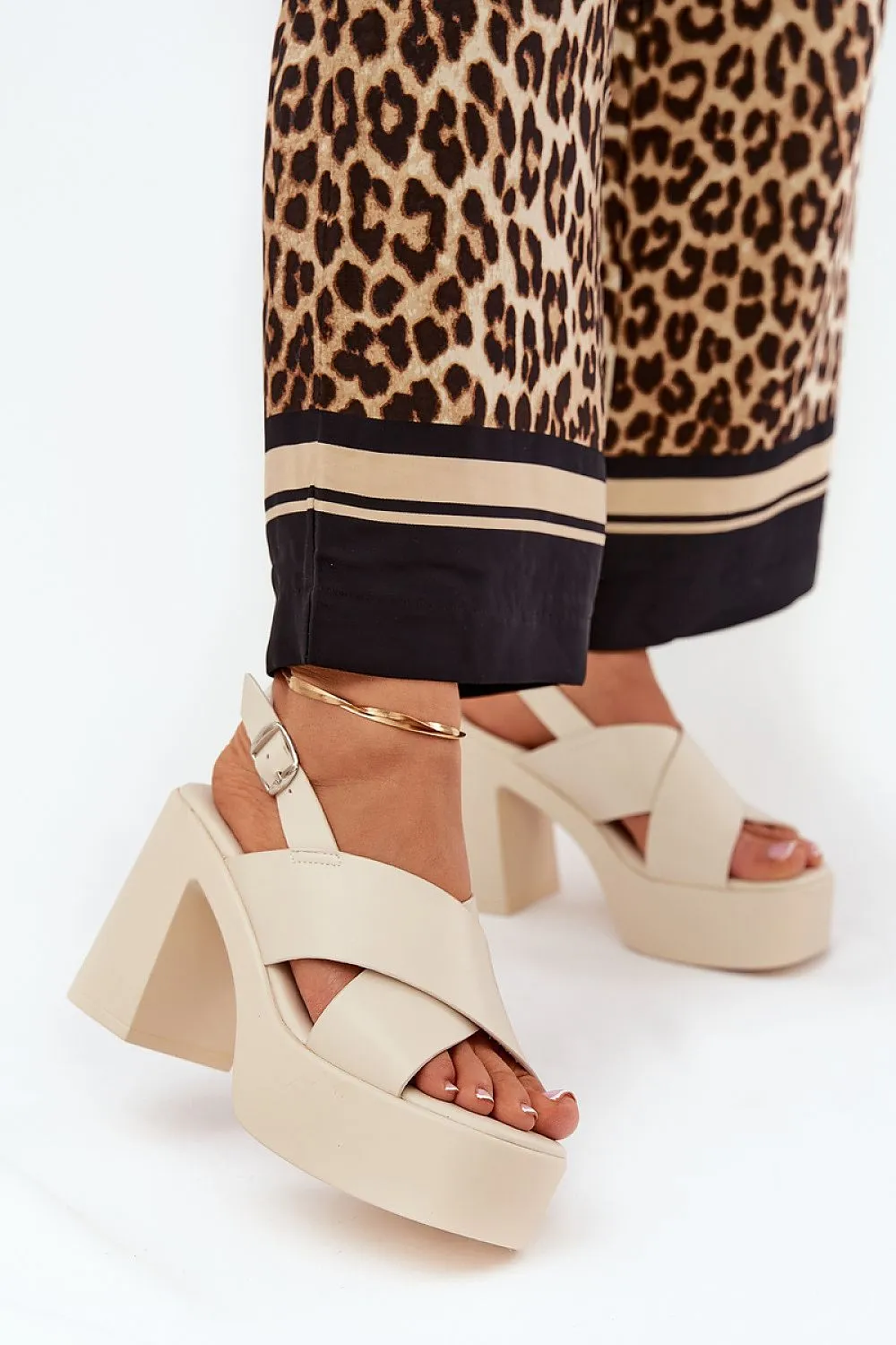 Heel sandals Step in style