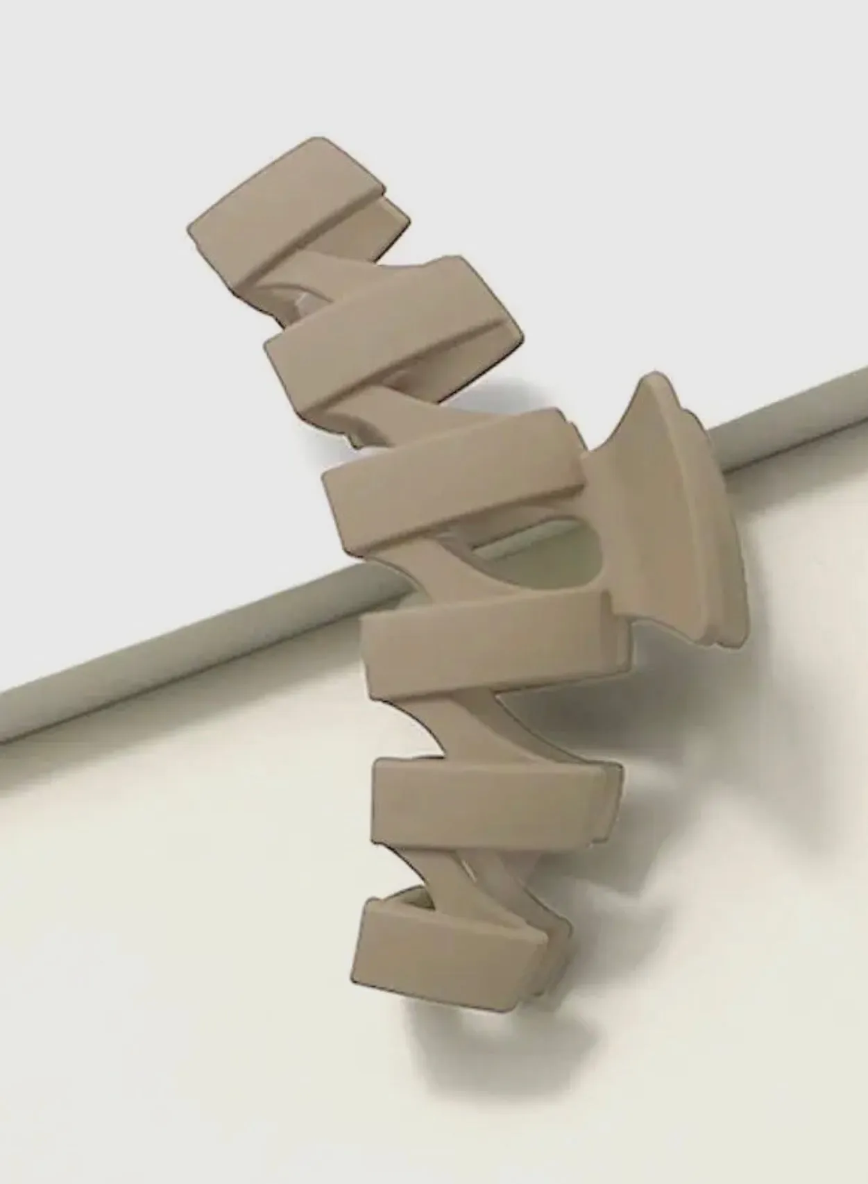 Jumbo Matte Wavy Non-Slip Claw Clip