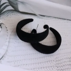 just-lil-things-black-half-hoop-earrings-jlt10965