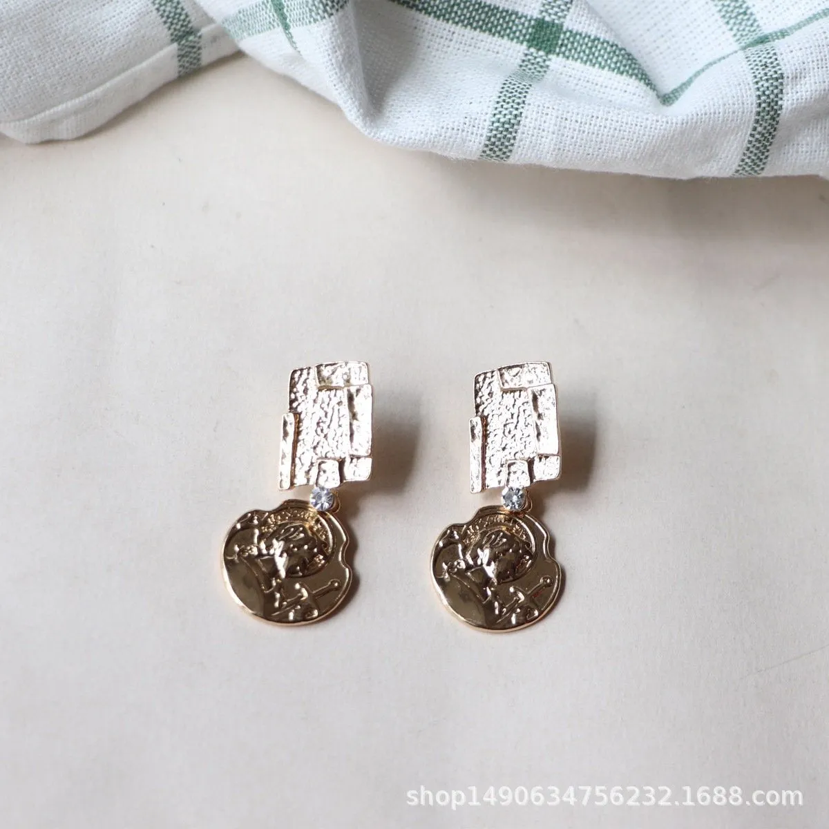 just-lil-things-gold-pin-earrings-jlt10718