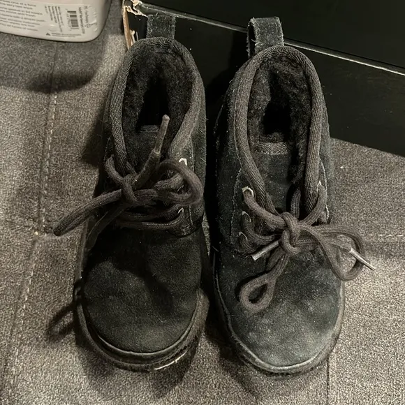 UGG® Neumel II Chukka Boot - Little Kid 10c - Black used