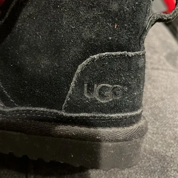 UGG® Neumel II Chukka Boot - Little Kid 10c - Black used